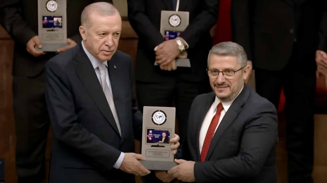 yeni-safaka-buyuk-onur-yilin-genel-yayin-yonetmeni-odulu-huseyin-likogluna-verildi-rD44T8fH.jpeg